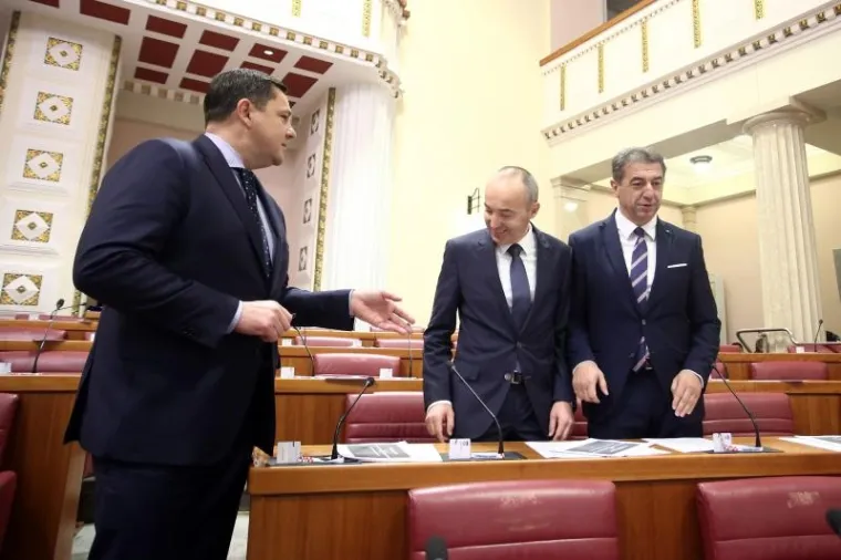 Zastupnici stigli u Sabor gdje će se glasovati o povjerenju Vladi