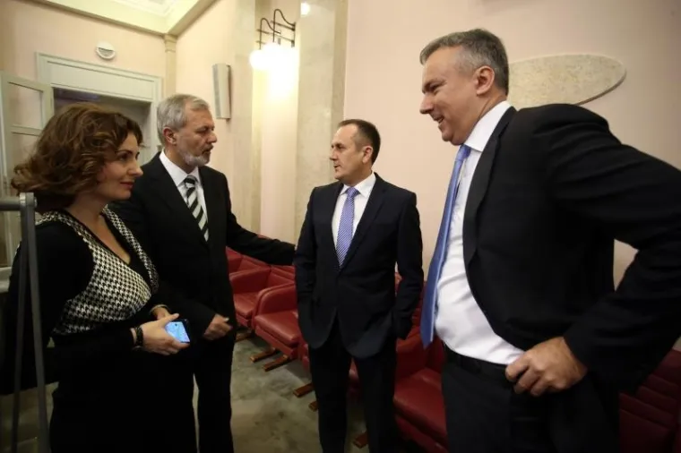 Zastupnici stigli u Sabor gdje će se glasovati o povjerenju Vladi