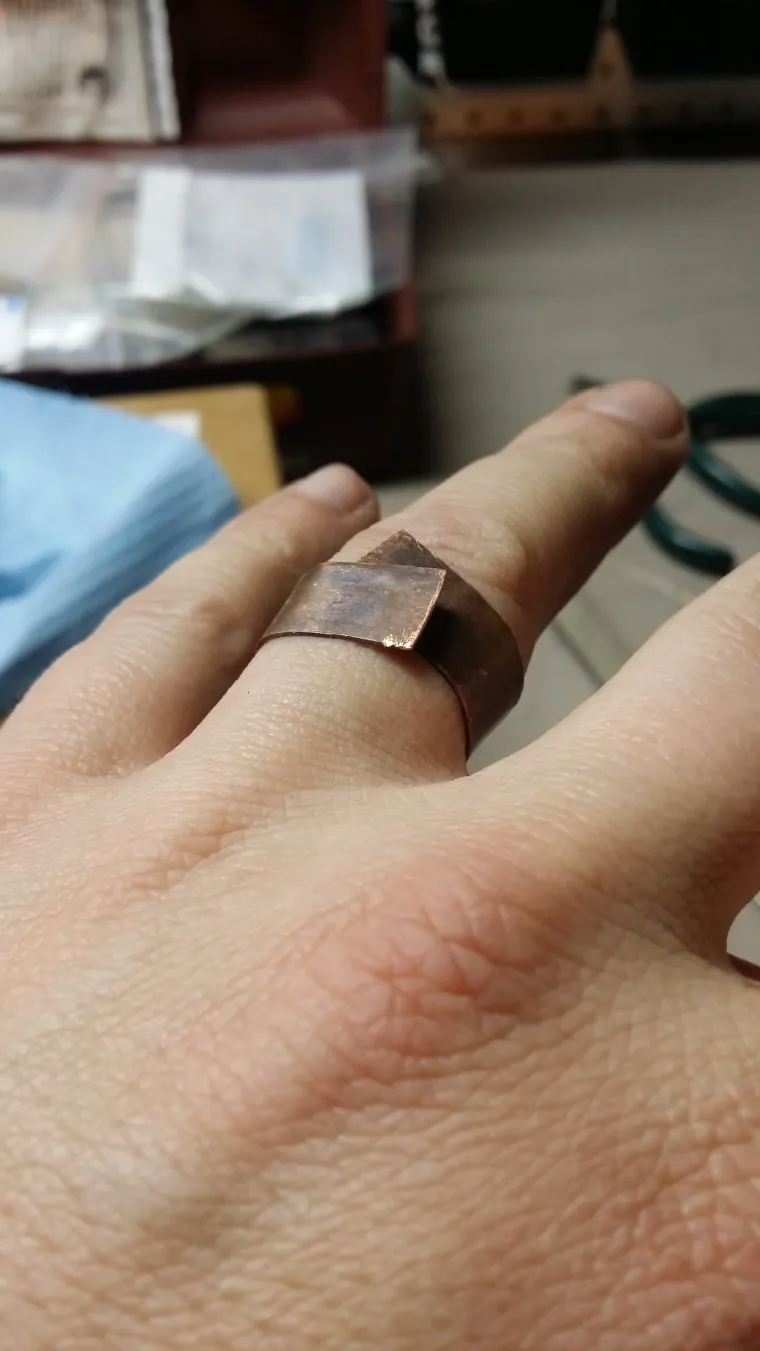 Ako mislite da ste se isprsili jer ste za svoju zaručnicu kupili prsten koji barem izgleda kao da je elegantan, mu&scaron;karac iz galerije, koji je svojoj zaručnici odlučio napraviti prste od temelja, potpuno će vas ostaviti u pra&scaron;ini. Fascinantan proces izrade prstena od samog početka svakako pogledajte u nastavku. Nakon vi&scaron;e poku&scaron;aja i oko 300 potro&scaron;enih dolara na eksperimentiranje i učenje, konačni prsten od bijelog zlata i srebra stajao ga je oko 180 dolara. I puno sati upornosti.