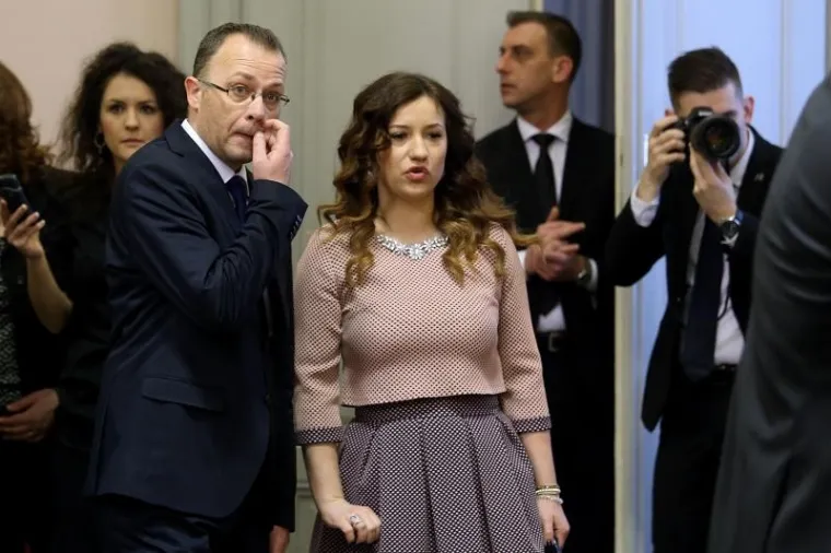 Na drugoj sjednici 8. saziva Hrvatskoga sabora zablistale su dame iz redova vladajućih i oporbe. Jedna buduća ministrica i dvije zastupnice odabrale su plavu haljinu. Nekima od njih, čini se, modni uzor je princeza stila Kate Middleton.