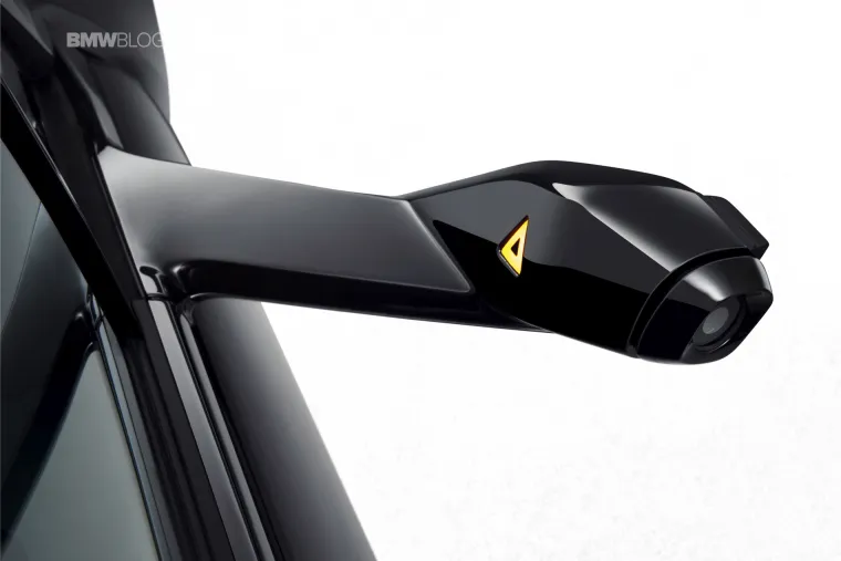 Kako kaže njemački proizvođač luksuznih automobila, kamere su puno bolje rješenje od retrovizora, jer pokrivaju veće vidno polje, pa vozač ima bolji pregled situacije iza autombila.