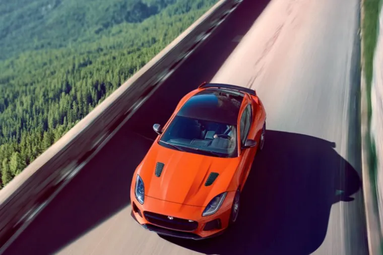 Ako su informacije u katalogu točne, SVR će imati 25 KS više od trenutnog najjačeg modela F-Type R. Ujedno je brži do stotke za 0,4 sekunde, a viša je i maksimalna brzina, i to za 20 km/h.