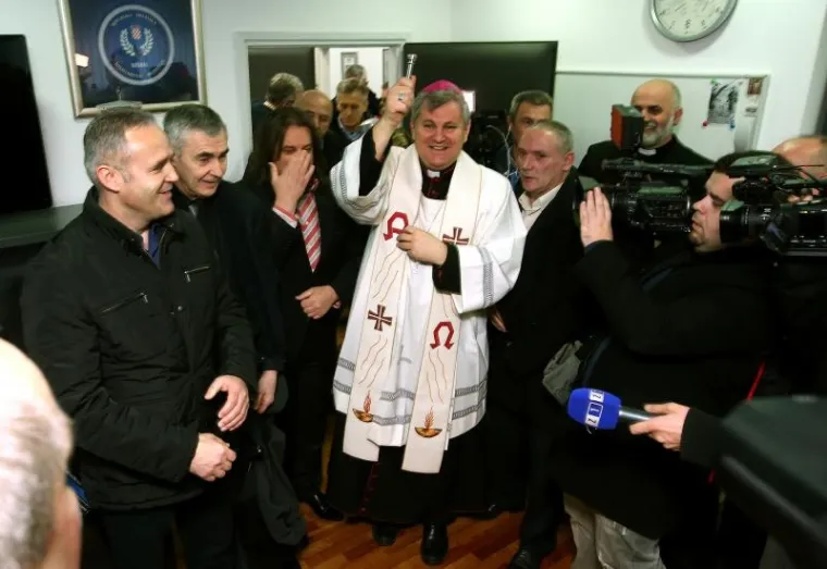 SHOW UMJESTO FORMALNOSTI: Jedno ministarstvo "pokopano", drugo blagoslovljeno