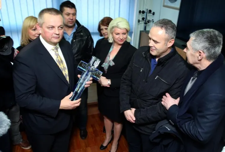 Crnoja je donio i križ