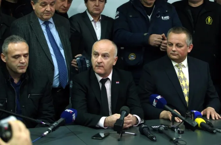 Nakon &scaron;to je to u subotu već učinjeno u ministarstvima financija, vanjskih i europskih poslova, obrane i unutarnjih poslova, danas će se primopredaja vlasti obaviti u većini ministarstava.