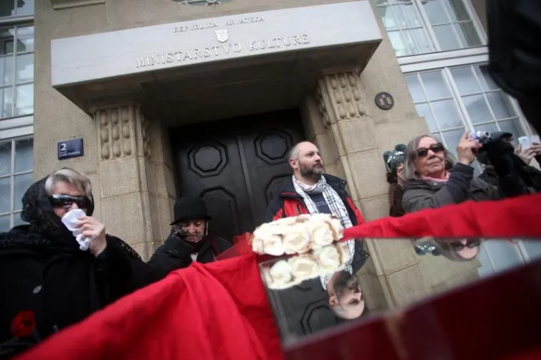 U znak protesta &scaron;to je za novog ministra kulture izabran Zlatko Hasanbegović, pred Ministarstvom u Runjaninovoj učici Platforma 112 organizirala je "pokop ministarstva kulture".