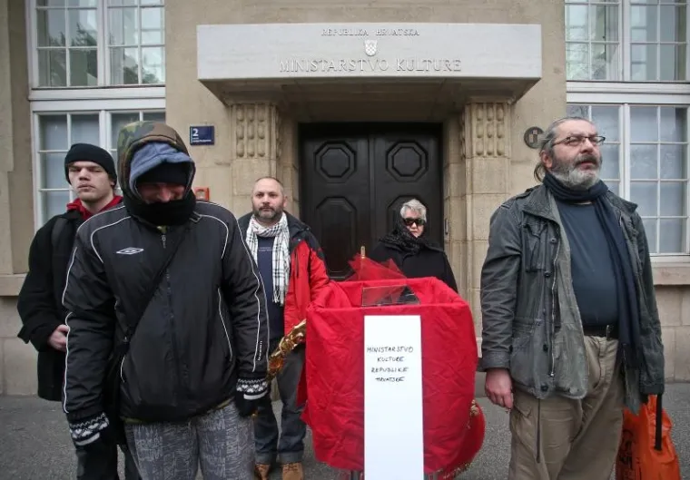 SHOW UMJESTO FORMALNOSTI: Jedno ministarstvo "pokopano", drugo blagoslovljeno