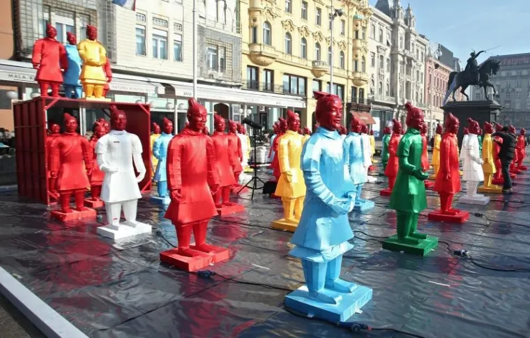 Na Trgu bana Josipa Jelačića u Zagrebu u povodu kineske Nove godine postavljena je instalacija od 80 ratnika, koja izazviva veliki interes građana. Inspirirana je poznatim terakota ratnicima, a autorski je rad akademskog kipara Marina Marinića.