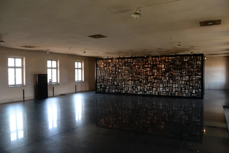 Procjenjuje se da je broj ubijenih Židova u holokaustu bio između pet i &scaron;est milijuna, a samo je u Auschwitzu ubijeno 1,1 milijuna ljudi, među kojima su 90 posto bili Židovi. U logoru je većina  ubijena u plinskim komorama ciklonom B, drugi su ubijani izgladnjivanjem, prisilnim radom, pogubljenjima, katastrofalnim higijenskim uvjetima i medicinskim eksperimentima. Kada su vojnici Crvene armije oslobodili logor, prona&scaron;li su oko 7.000 preživjelih, koliko ih je ostalo u logoru nakon &scaron;to ih je oko 60.000 natjerano na "mar&scaron; smrti" prema drugim koncentracijskim logorima, nekoliko dana prije dolaska Sovjeta.