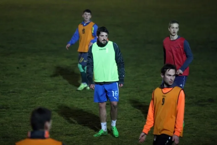 Dinamov igrač Arijan Ademi počeo je trenirati s četvrtoligašem NK Kustošija nakon što je zbog uzimanja dopinga suspendiran na četiri godine i ne može se profesionalno baviti nogometom.