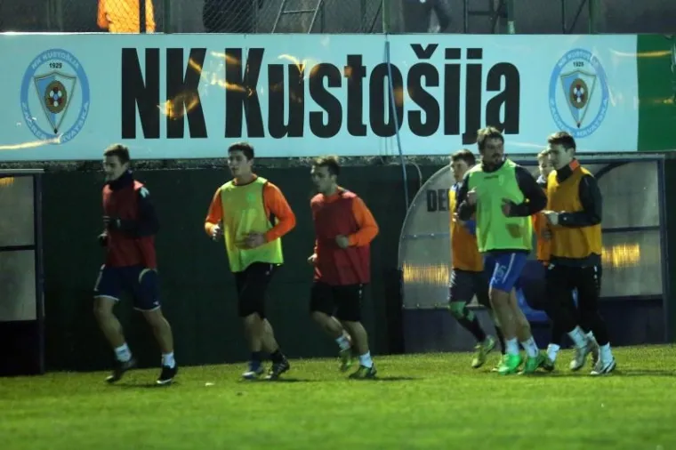 Dinamov igrač Arijan Ademi počeo je trenirati s četvrtoligašem NK Kustošija nakon što je zbog uzimanja dopinga suspendiran na četiri godine i ne može se profesionalno baviti nogometom.