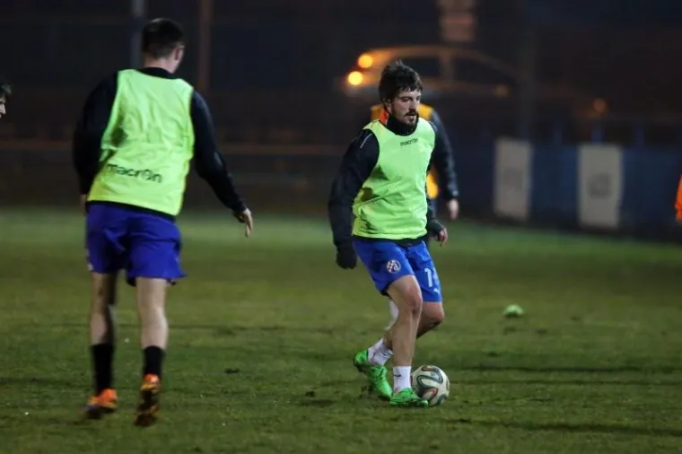 Dinamov igrač Arijan Ademi počeo je trenirati s četvrtoligašem NK Kustošija nakon što je zbog uzimanja dopinga suspendiran na četiri godine i ne može se profesionalno baviti nogometom.