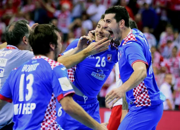 Hrvatski rukometa&scaron;i plasirali su se u polufinale Europskog prvenstva u Poljskoj nakon senzacionalne pobjede protiv domaćina.