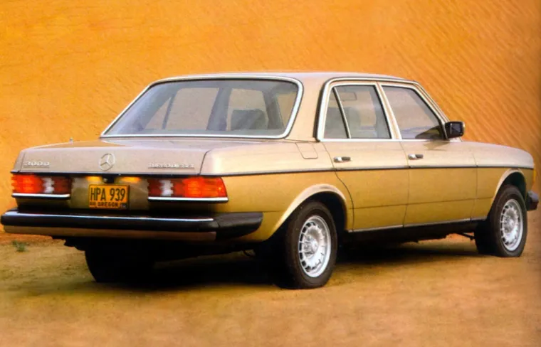 W123 je bio prvi automobil u E-Klasi koji je dobio zračni jastuk na vozačevom mjestu.