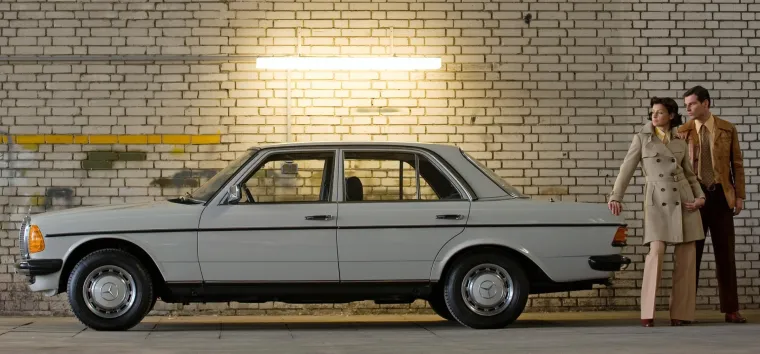 Najslabiji model u ponudi nosio je oznaku 200 D, a na vrhu ponude bio je benzinski model s oznakom 280 E.