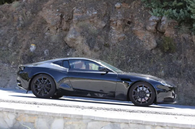 Kao što potvrđuju ove, ali i ranije špijunske fotografije, DB11 je temeljen na nedavno predstavljenom DBX crossover konceptnom modelu, kao i CC100 konceptu.