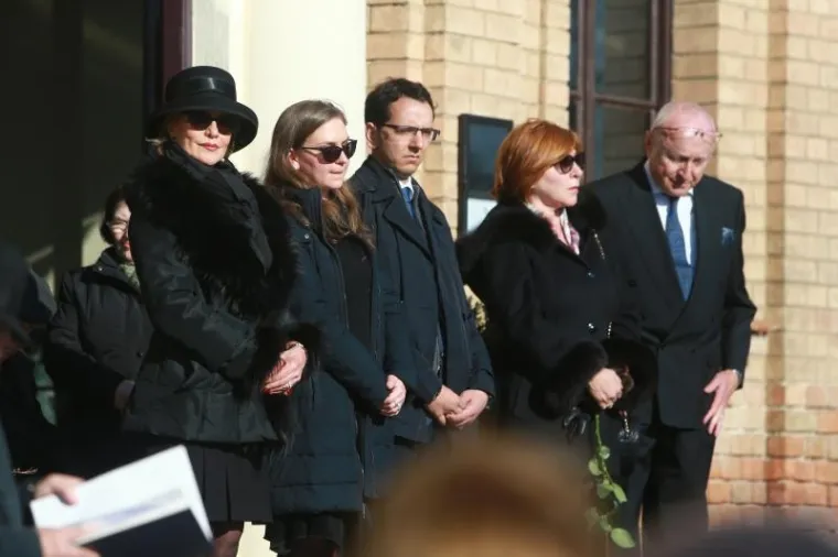 Sprovod Žuži Jelinek: kći Diana i unuka Suzana te suprug Milorad Ronkulin