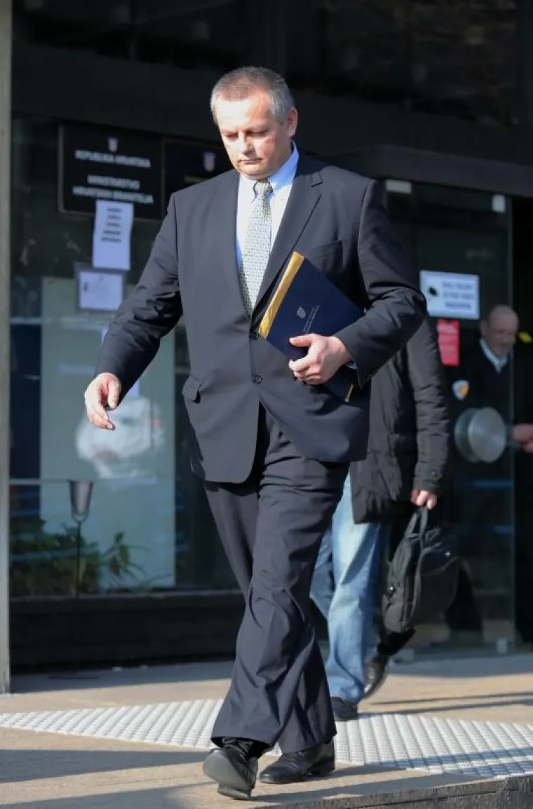 Nakon ostavke na dužnost ministra branitelja, Mijo Crnoja danas je uzeo svoje stvari i napustio Ministarstvo branitelja.Crnoja je postao ministar s najkraćim stažem u hrvatskoj Vladi, gdje je radio svega šest dana.
Ostavku je dao u četvrtak nakon dva maratonska sastanka u Banskim dvorima gdje je tijekom srijede i četvrtka razgovarao s premijerom Tihomirom Oreškovićem, potpredsjednicima Vlade Tomislavom Karamarkom i Božom Petrovim te im je dao na uvid svoju dokumentaciju, a konzultirani su i pravni stručnjaci.