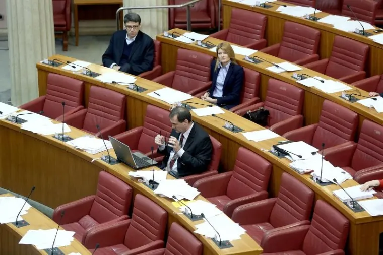 BRZO IH JE NAPUSTIO RADNI ELAN: Nakon samo šest dana rada, u sabornici manje od polovine zastupnika