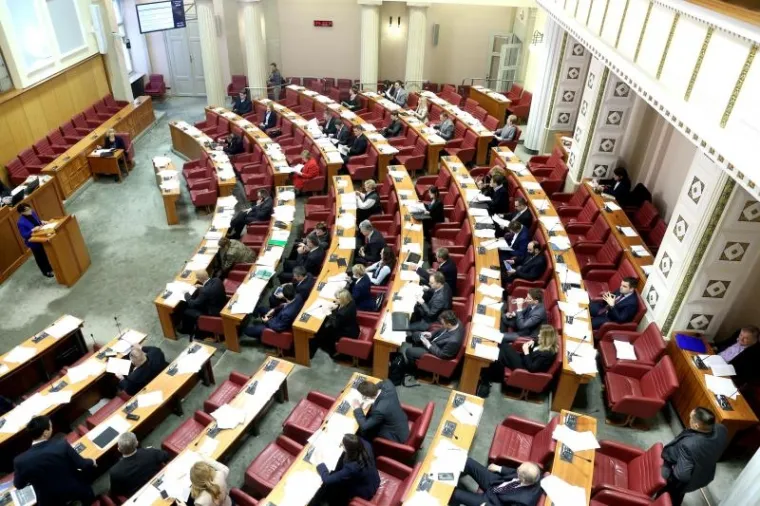 Zastupnici osmog saziva već su šesti dan zasjedanja prihvatili navike zastupnika iz prošlih saziva.