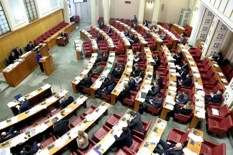 BRZO IH JE NAPUSTIO RADNI ELAN: Nakon samo šest dana rada, u sabornici manje od polovine zastupnika