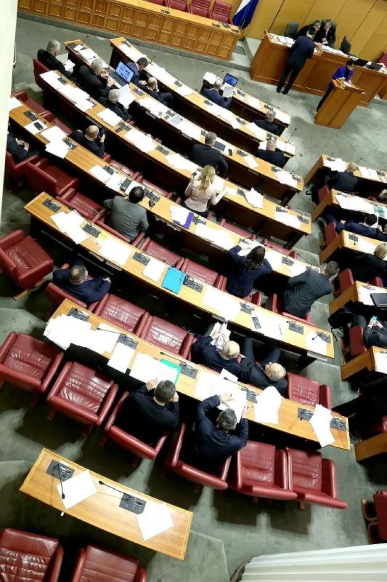 BRZO IH JE NAPUSTIO RADNI ELAN: Nakon samo šest dana rada, u sabornici manje od polovine zastupnika