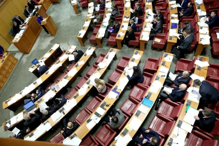 BRZO IH JE NAPUSTIO RADNI ELAN: Nakon samo šest dana rada, u sabornici manje od polovine zastupnika