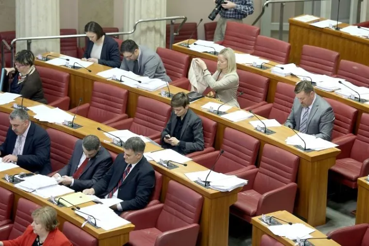 BRZO IH JE NAPUSTIO RADNI ELAN: Nakon samo šest dana rada, u sabornici manje od polovine zastupnika
