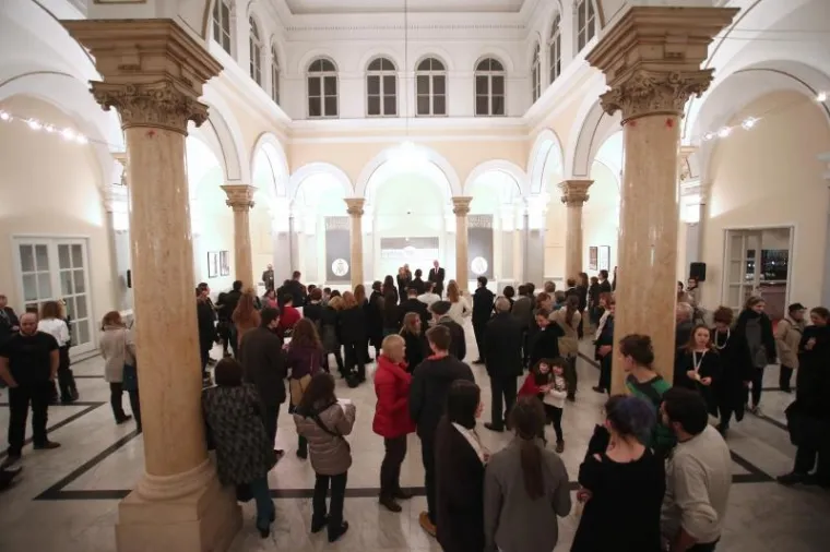 Noć muzeja u Zagrebu odvija se na više od pedeset lokacija diljem grada, s programima koji svake godine potiču Zagrepčane da obiđu muzeje koji, smješteni u neka od najljepših i za tu priliku posebno dotjeranih gradskih zdanja, i sami postaju svojevrsni izlošci vrijedni razgledavanja. Povodom manifestacije Noć muzeja, brojni posjetitelji obišli su muzej Mimara.