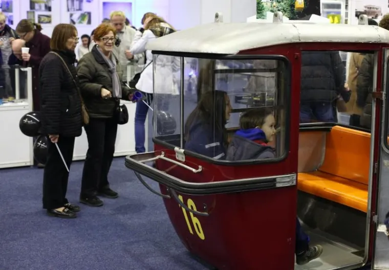 Na Zagrebačkom Velesajmu u paviljonu 7 u sklopu manifestacije Noć muzeja predstavio se Zagrebački holding. Posjetitelji su mogli vidjeti makete tramvaja, Gradsku ljekarnu, staru sljemensku zičaru i brojne druge stvari.