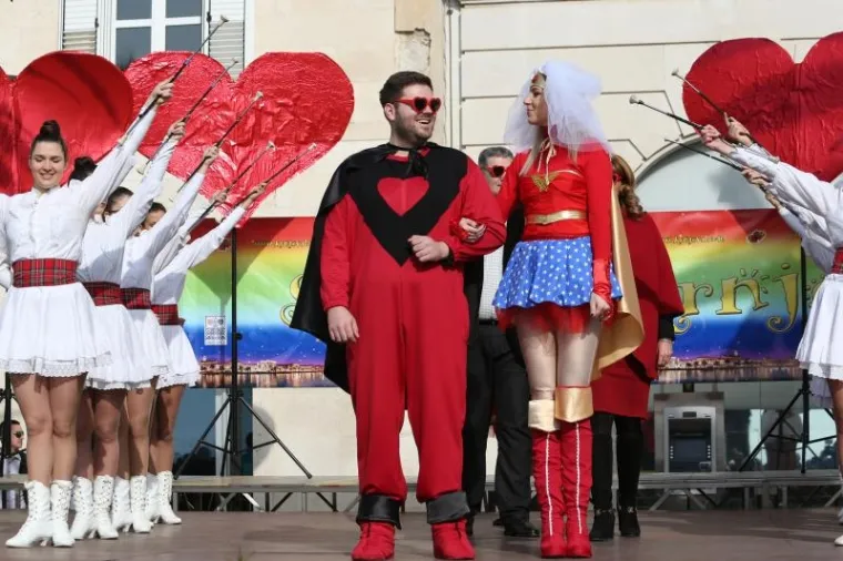 Vjenčanjem superjunaka Supjerina i Wonder Valentine i predajom ključeva grada počeo je ovogodi&scaron;nji Spli'ski Krnjeval koji će trajati do 9 veljače.