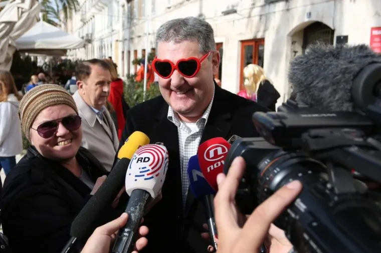 Vjenčanjem superjunaka Supjerina i Wonder Valentine i predajom ključeva grada počeo je ovogodi&scaron;nji Spli'ski Krnjeval koji će trajati do 9 veljače. Splitski gradonačelnik Ivo Baldasar