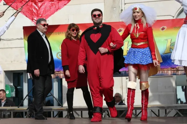 Vjenčanjem superjunaka Supjerina i Wonder Valentine i predajom ključeva grada počeo je ovogodi&scaron;nji Spli'ski Krnjeval koji će trajati do 9 veljače.