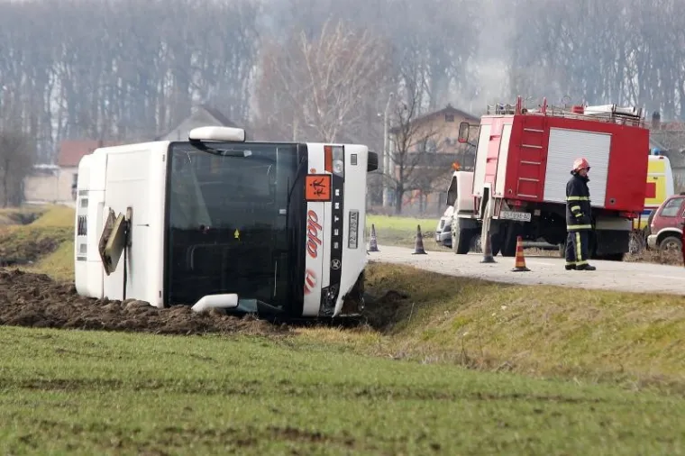 &Scaron;kolski autobus koji je prevozio sedamnaestero djece prevrnuo se u ponedjeljak oko 11.40 sati na izlazu iz mjesta Vladislavci nedaleko Osijeka.