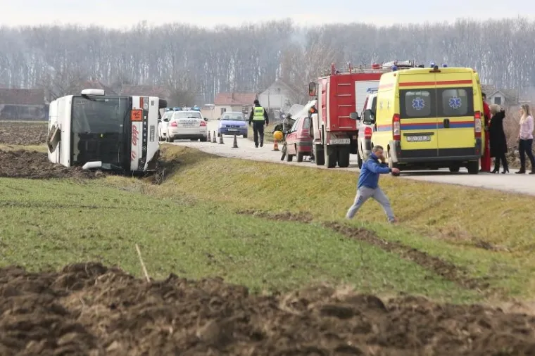 Ozlijeđeno je četvero djece i vozač autobusa, potvrdili su za Danas.hr u PU osječko-baranjskoj. Prema prvim informacijama, riječ je o lak&scaron;im tjelesnim ozljedama.