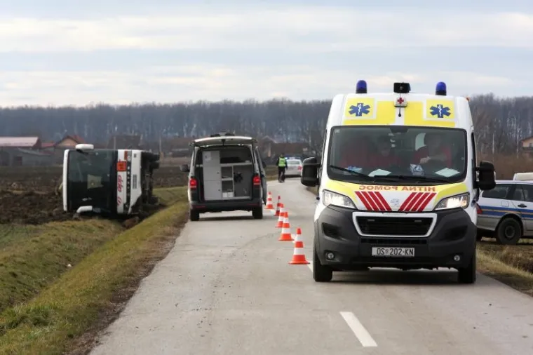 U policiji kažu da uzrok prometne nesreće za sada nije poznat. Prema izjavama očevidaca, vozaču je najvjerojatnije pozlilo.