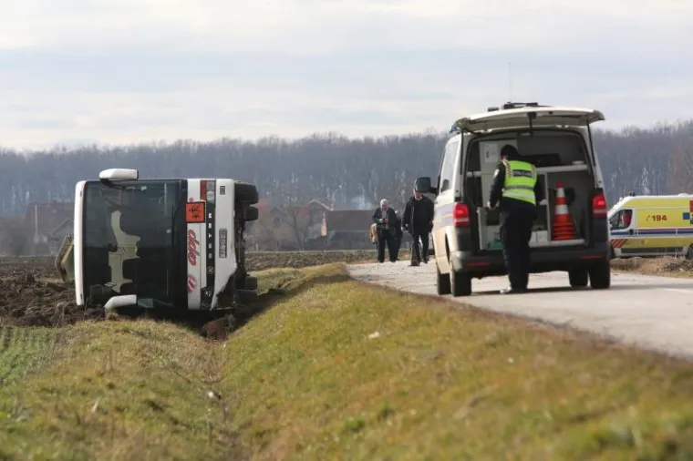 Prevrnuo se autobus u Vladislavcima, ozlijeđeno četvero djece i vozač