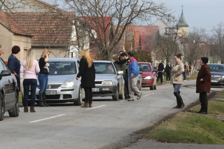 Prevrnuo se autobus u Vladislavcima, ozlijeđeno četvero djece i vozač