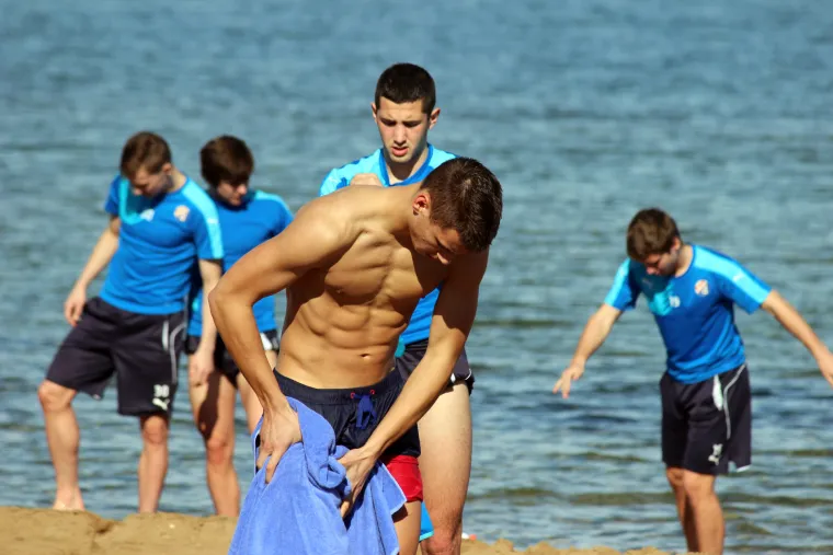 Igrači Dinama pripremaju se za nastavak sezone u španjolskom odmaralištu La Manga, a lijepo vrijeme iskoristili su za lagani trening na plaži.