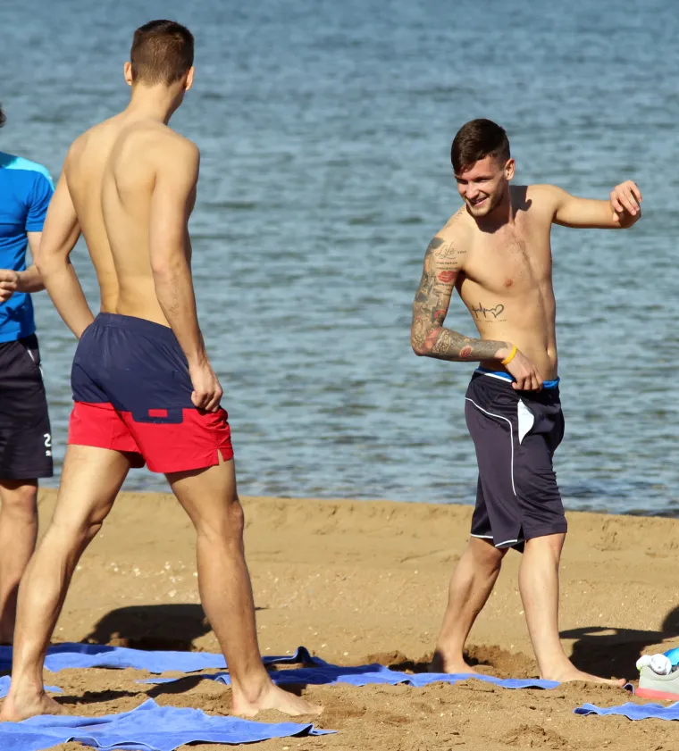 Igrači Dinama pripremaju se za nastavak sezone u španjolskom odmaralištu La Manga, a lijepo vrijeme iskoristili su za lagani trening na plaži.