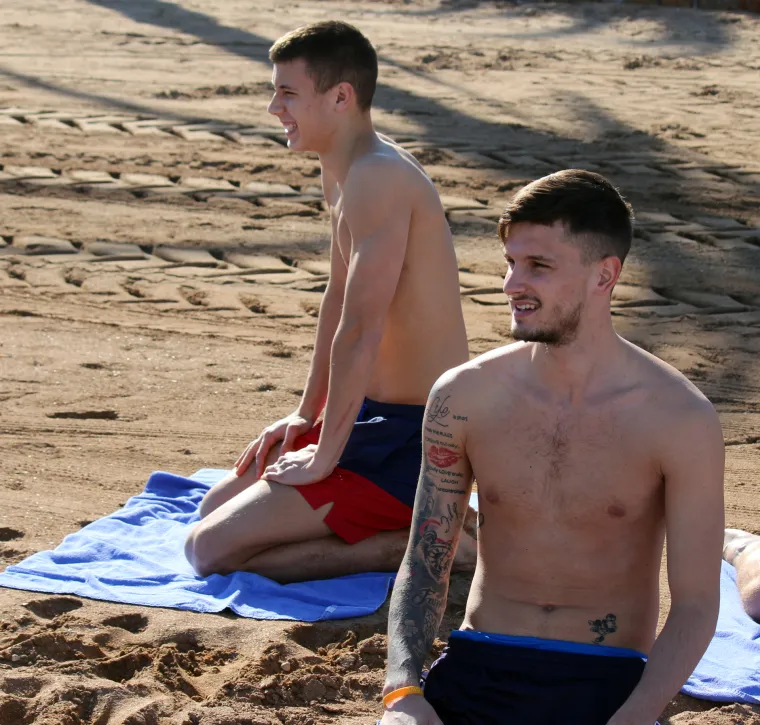 Igrači Dinama pripremaju se za nastavak sezone u španjolskom odmaralištu La Manga, a lijepo vrijeme iskoristili su za lagani trening na plaži.