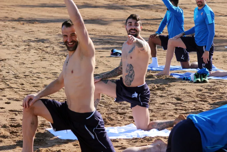 Igrači Dinama pripremaju se za nastavak sezone u &scaron;panjolskom odmarali&scaron;tu La Manga, a lijepo vrijeme iskoristili su za lagani trening na plaži.