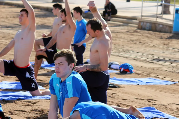 Igrači Dinama pripremaju se za nastavak sezone u &scaron;panjolskom odmarali&scaron;tu La Manga, a lijepo vrijeme iskoristili su za lagani trening na plaži.