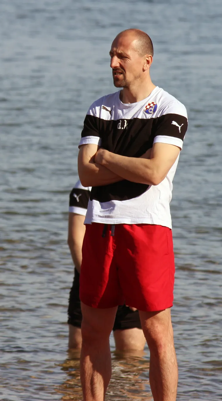 Igrači Dinama pripremaju se za nastavak sezone u &scaron;panjolskom odmarali&scaron;tu La Manga, a lijepo vrijeme iskoristili su za lagani trening na plaži.