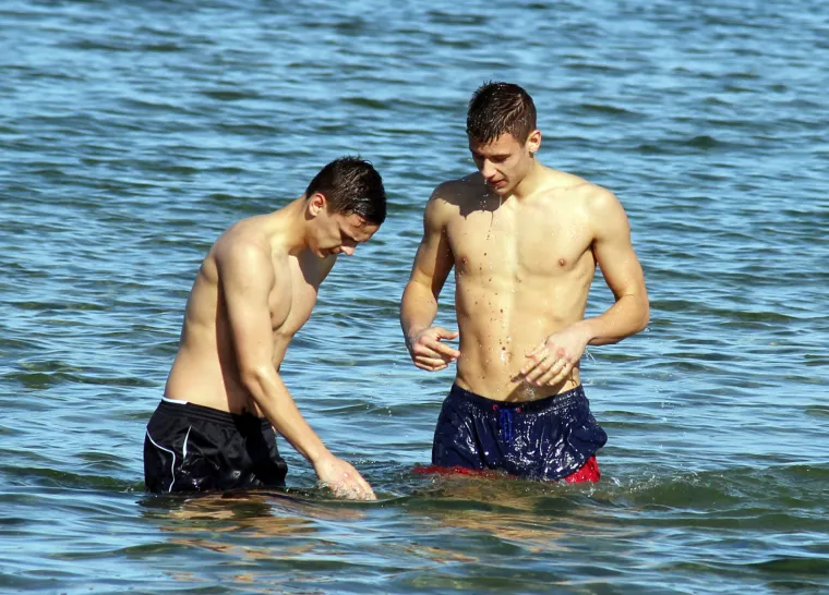 Igrači Dinama pripremaju se za nastavak sezone u &scaron;panjolskom odmarali&scaron;tu La Manga, a lijepo vrijeme iskoristili su za lagani trening na plaži.