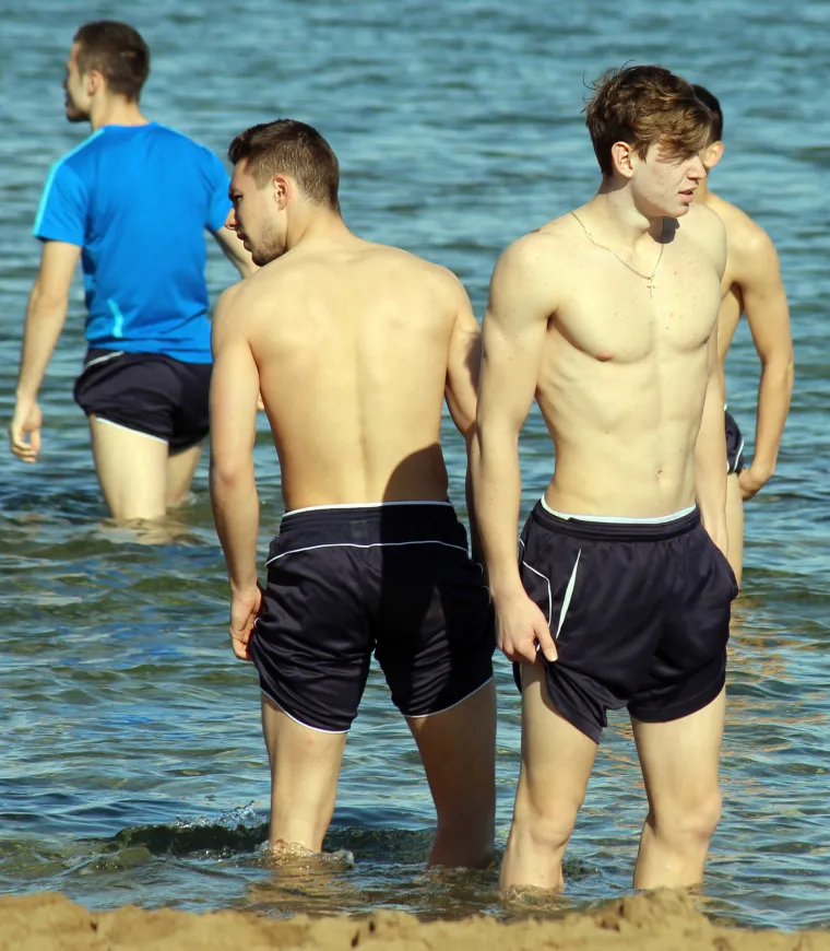 Igrači Dinama pripremaju se za nastavak sezone u &scaron;panjolskom odmarali&scaron;tu La Manga, a lijepo vrijeme iskoristili su za lagani trening na plaži.