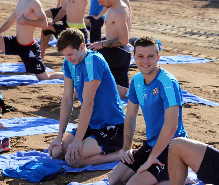 Igrači Dinama pripremaju se za nastavak sezone u &scaron;panjolskom odmarali&scaron;tu La Manga, a lijepo vrijeme iskoristili su za lagani trening na plaži.