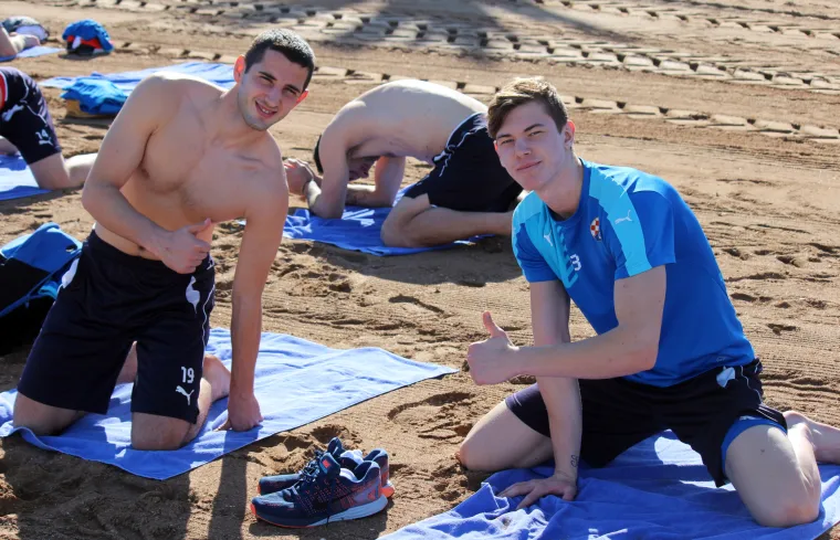 Igrači Dinama pripremaju se za nastavak sezone u &scaron;panjolskom odmarali&scaron;tu La Manga, a lijepo vrijeme iskoristili su za lagani trening na plaži.