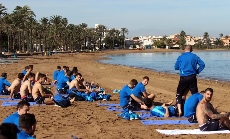 Igrači Dinama pripremaju se za nastavak sezone u &scaron;panjolskom odmarali&scaron;tu La Manga, a lijepo vrijeme iskoristili su za lagani trening na plaži.