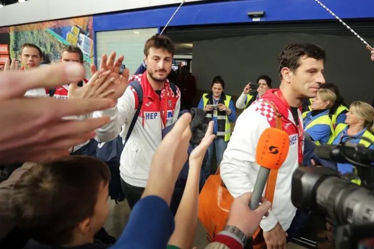 Nakon osvojene brončane medalje na jučer zavr&scaron;enom Europskom rukometnom prvenstvu u Poljskoj, na&scaron;i junaci vratili su se u domovinu.